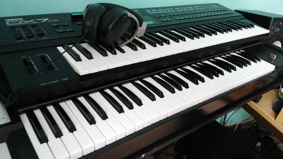 [Image of a Yamaha DX7IID atop a Honer Clavinet D6]